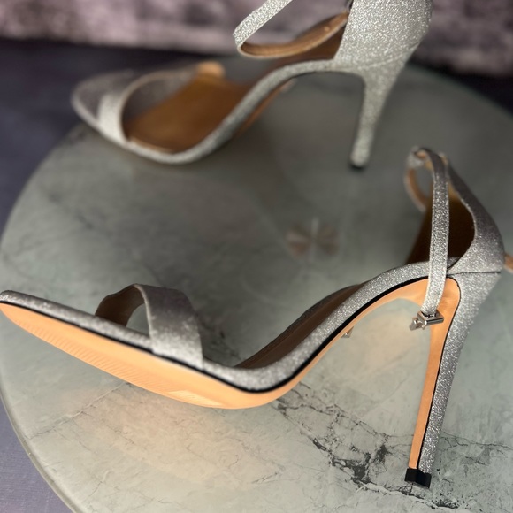 Shimmery silver simple minimalistic heels sandals - Picture 6 of 16